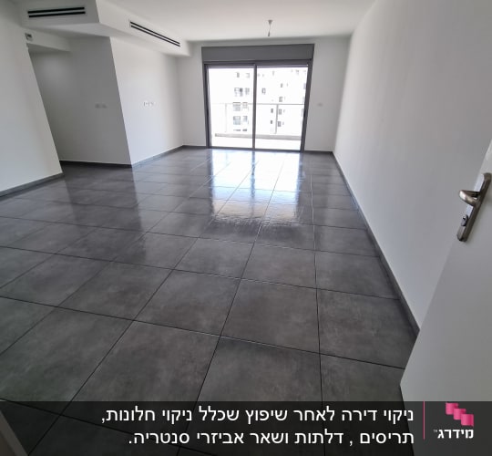 רצפה נקייה ומבריקה בחדר ריק עם חלון גדול